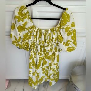 GREEN FLORAL MINI DRESS. SMALL PETITE. PUFF SLEEVE